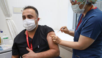 Ankara’da sağlık çalışanlarına ilk koronavirüs aşısı uygulandı