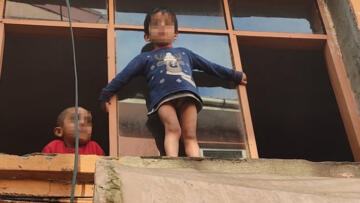 Kocaeli’de evin penceresinden sarkan küçük çocuk ekipleri harekete geçirdi
