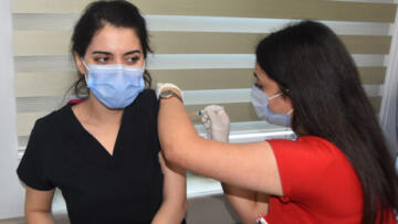 Koronavirüs aşısı uygulanmaya başladı! 5 gün sonra vatandaşlara da yapılacak…