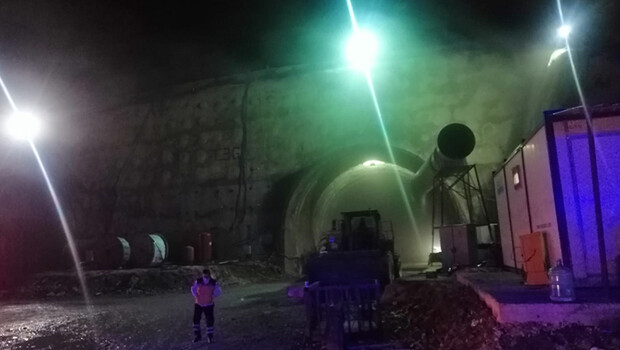 Mersin’de tünel inşaatında yangın! Dumandan etkilenen 8 işçi hastaneye kaldırıldı