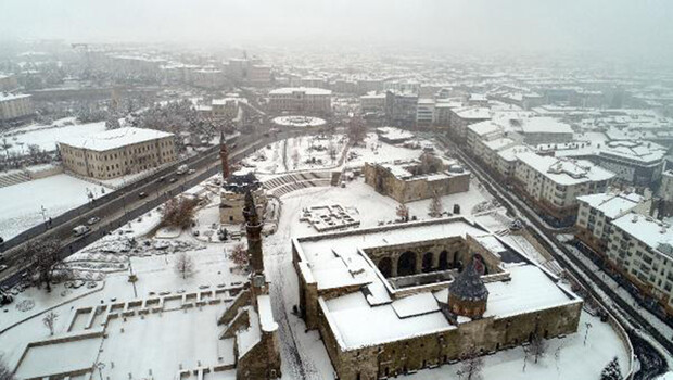 Sivas’ta kar sevinci; kent bembeyaz oldu