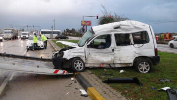 TIR’la çarpışan ticari araç sürücüsü ağır yaralandı